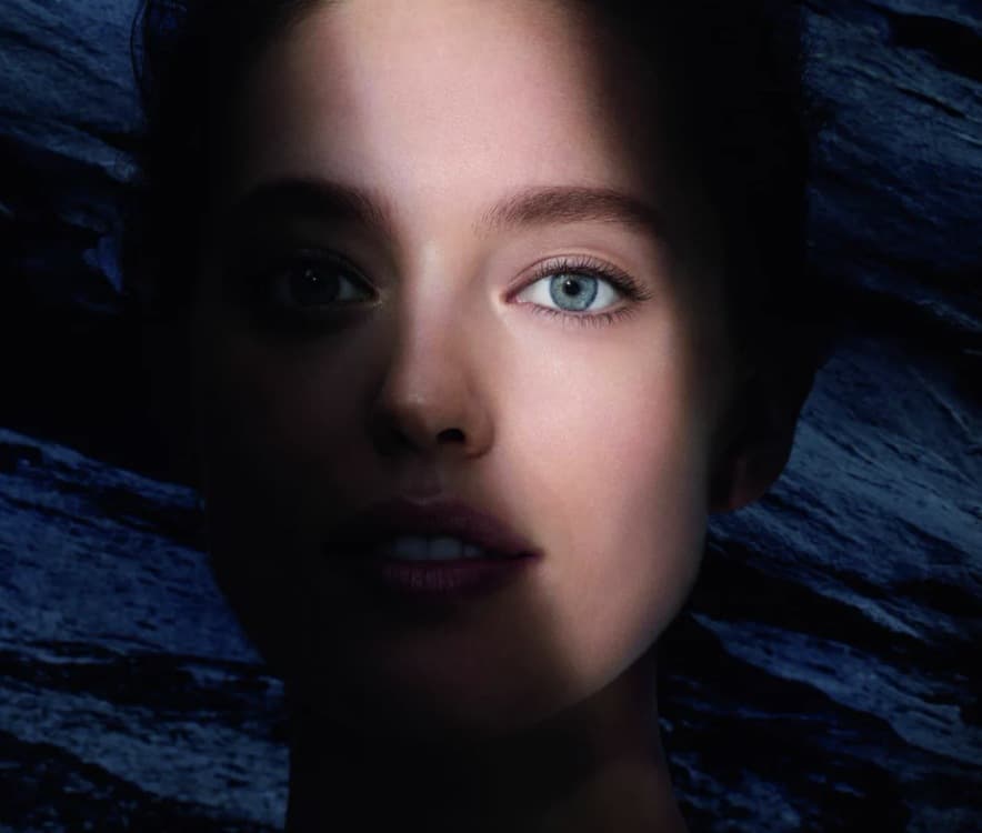 Emily DiDonato, le visage dans l'ombre sur une roche bleue