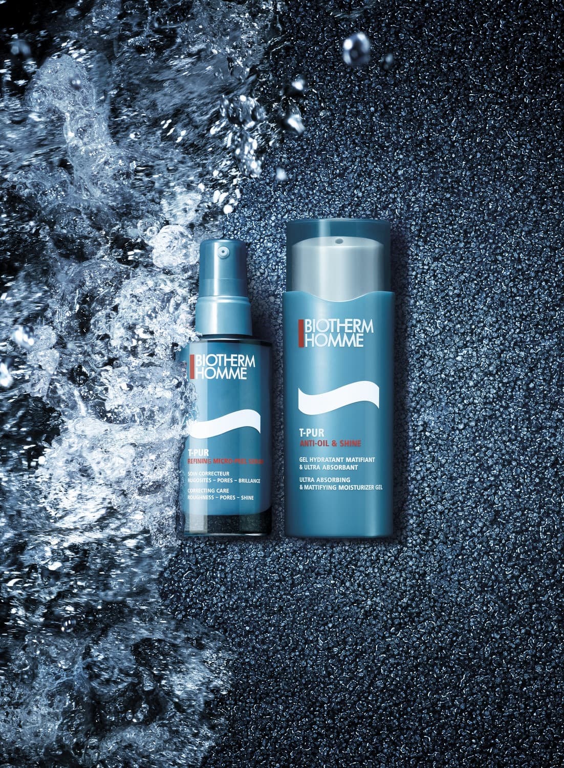 Le duo T-Pur sur une roche noire éclaboussée d'eau