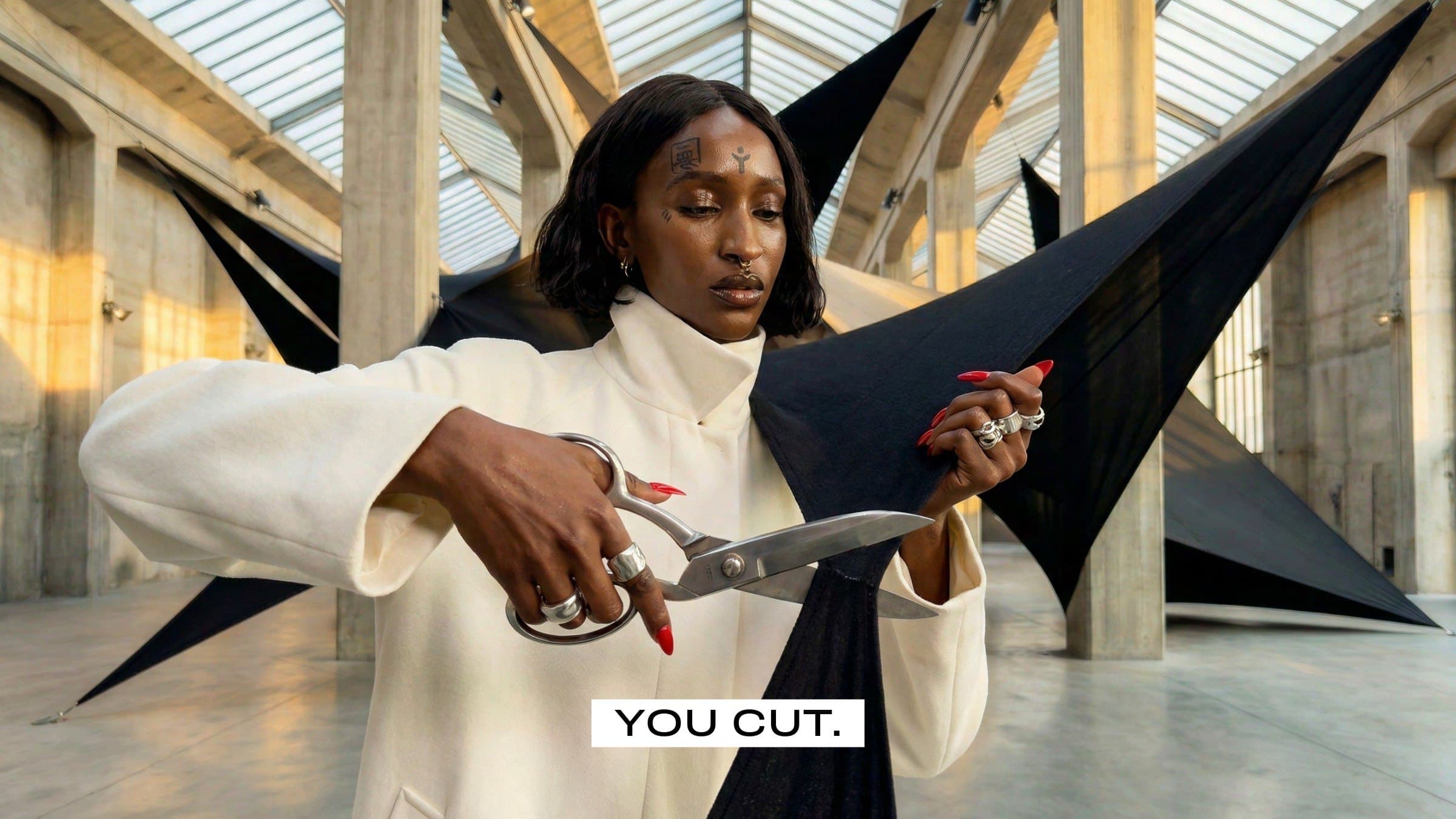 You cut : une femme découpe une voile de tissu