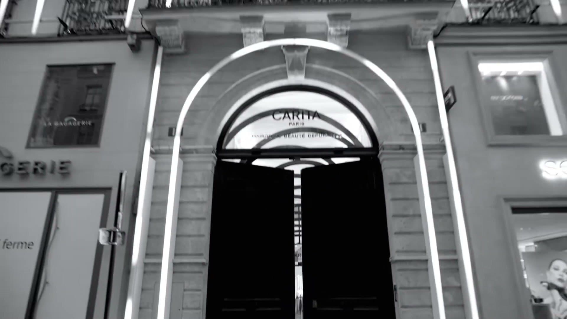 Porte de la Maison Carita sous une arche néon