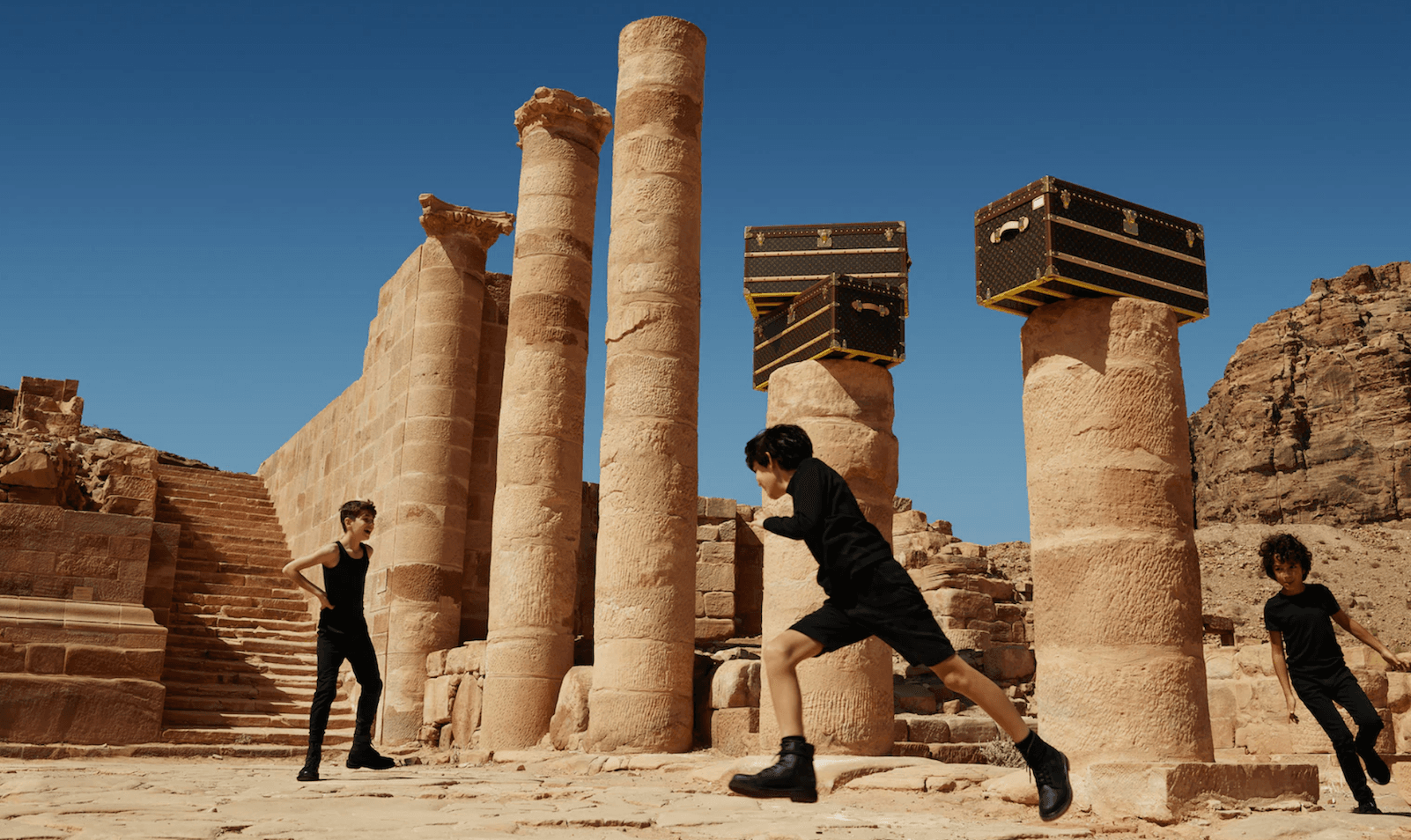 Enfants et malles Louis Vuitton sur les colonnes de Pétra