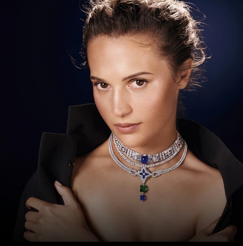 Alicia Vikander portant un collier de la collection Bravery