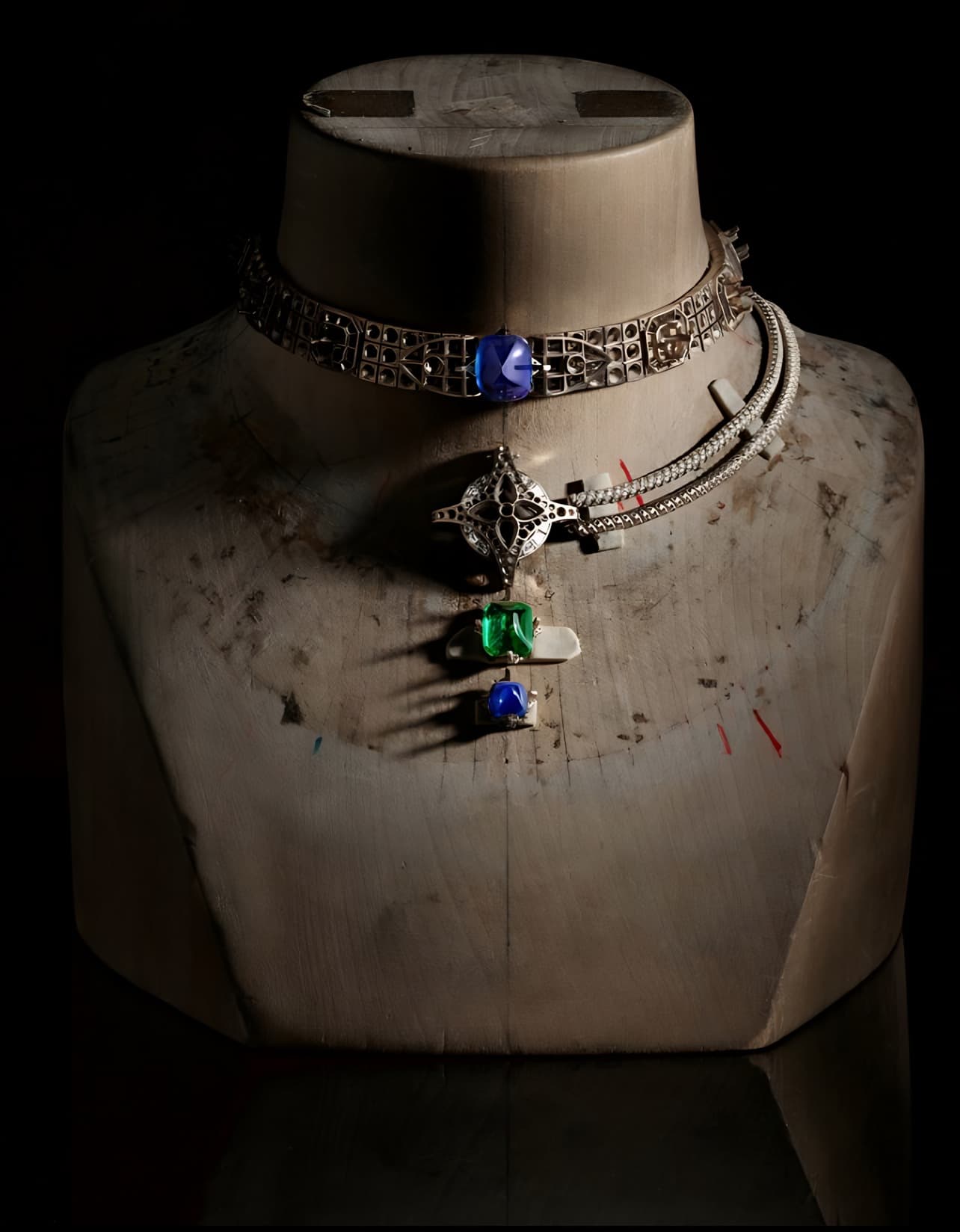 Le collier Le Mythe sur un buste d'atelier