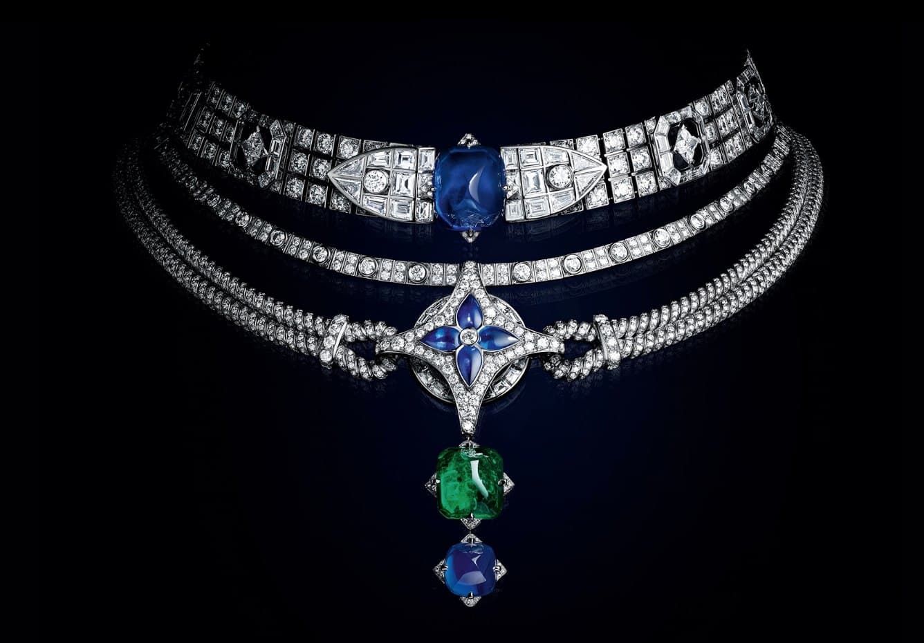 Collier Le Mythe : saphirs et émeraude sur trois rangs de diamants