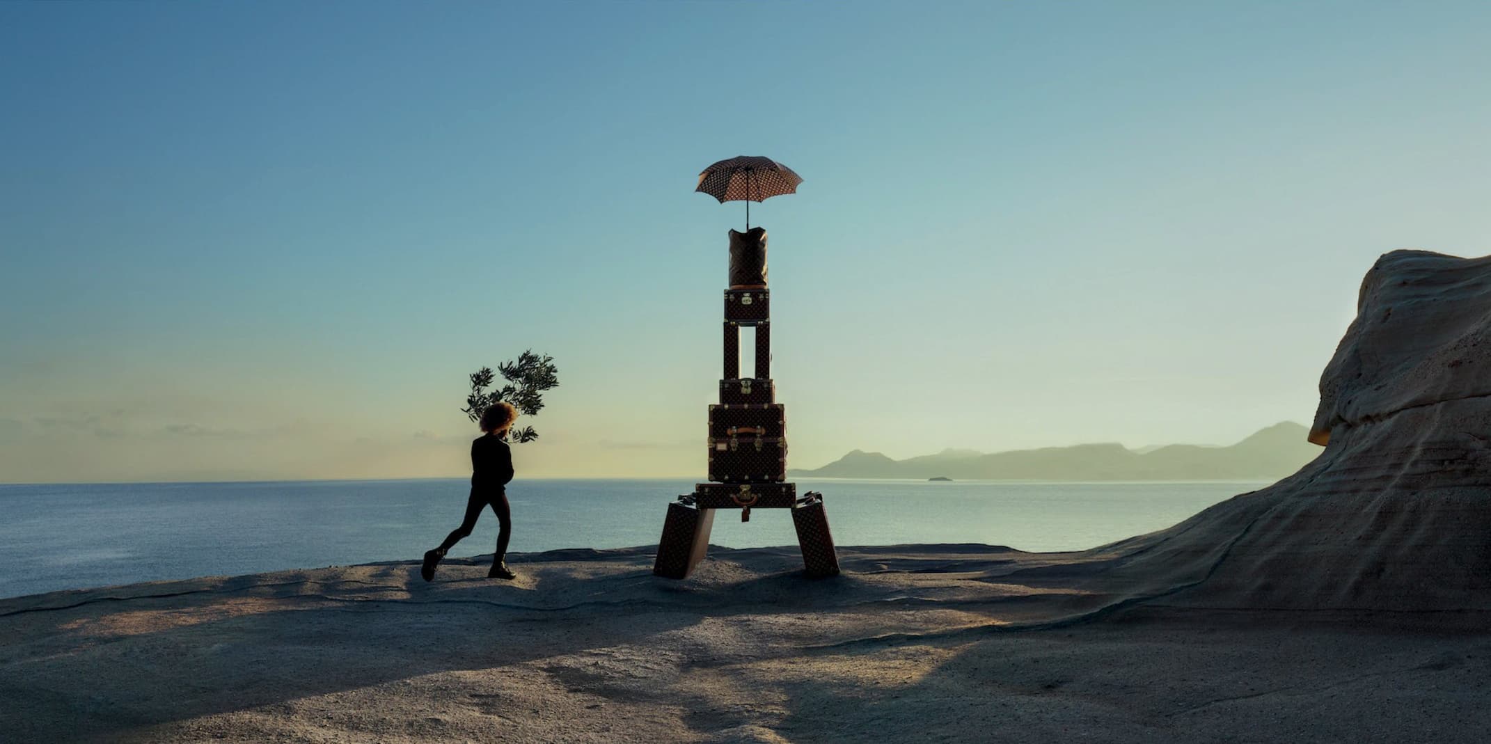 Tour de malles Louis Vuitton sur un rivage de Milos
