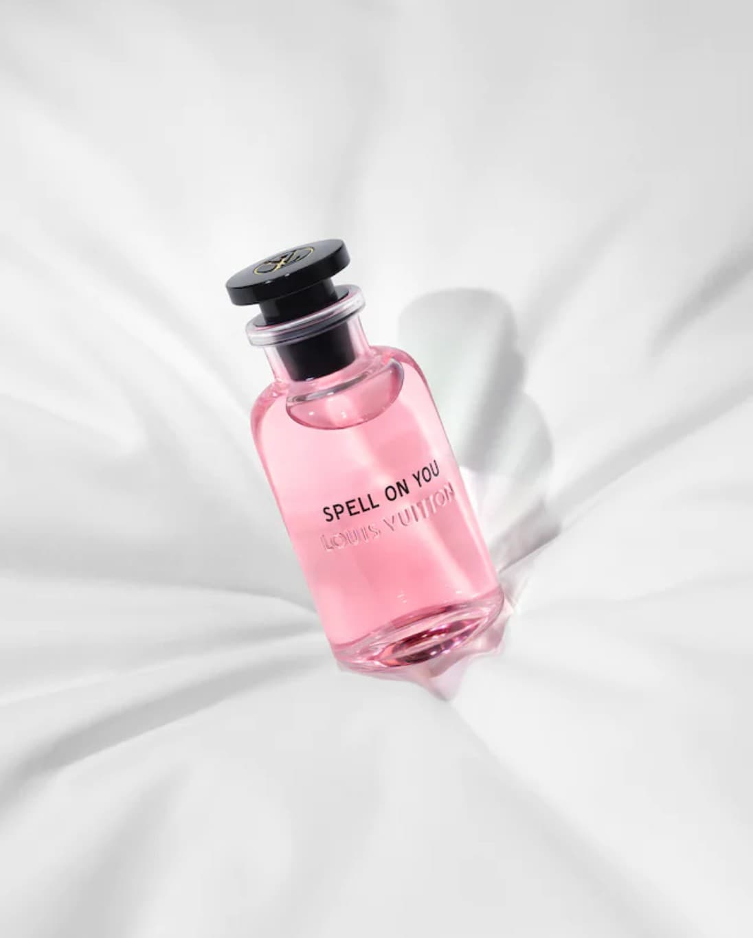 Flacon Spell On You posé sur des draps blancs