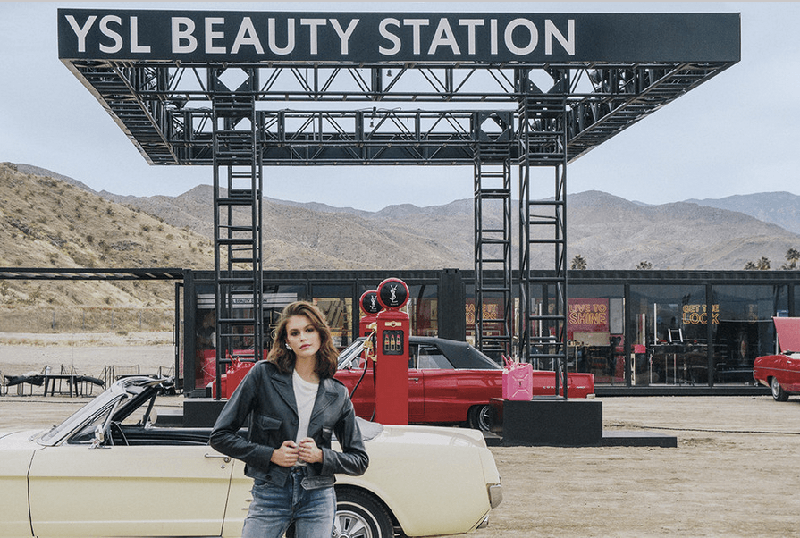 Kaia Gerber dans une Mustang devant l'enseigne YSL Beauty Station