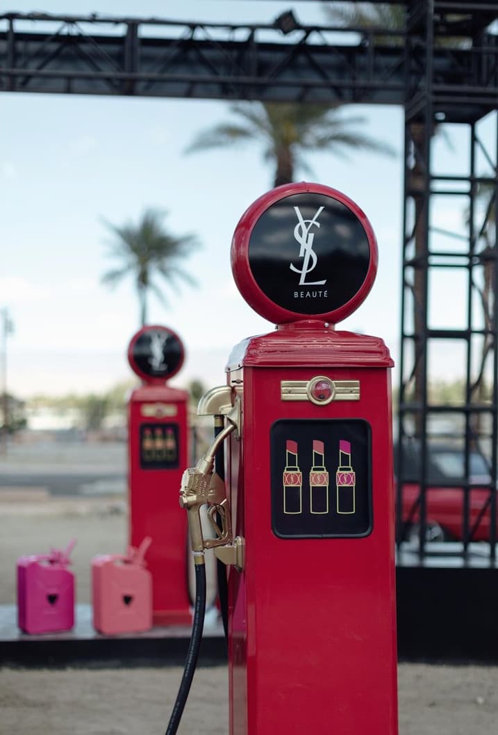 Pompe à essence rouge au logo YSL