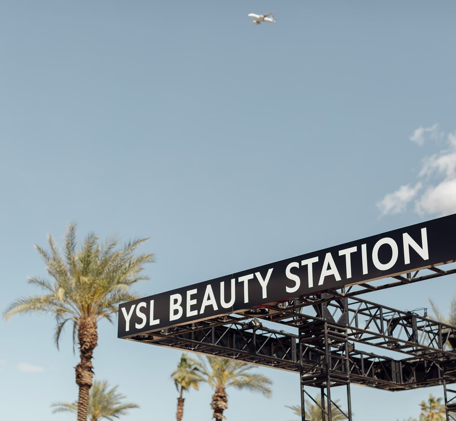 Enseigne YSL Beauty Station